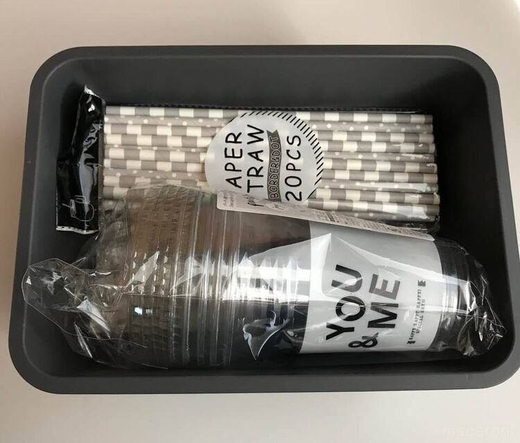 黒いボックスに紙コップやストローが収納されている