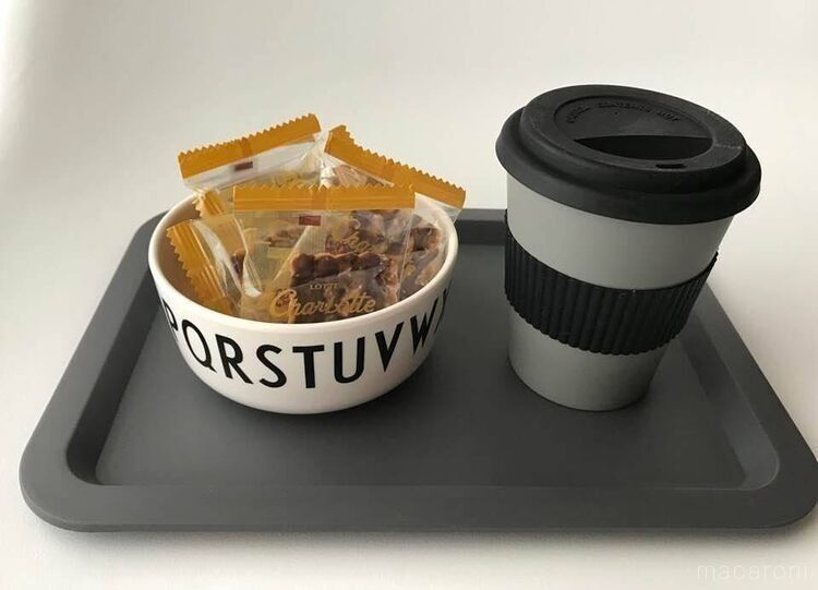 黒いフタをトレイとして使用し、上にお菓子が入った器やドリンクが入ったコップを置いている