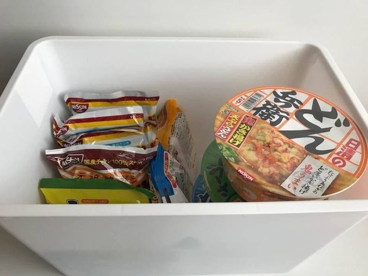 白いボックスにインスタント食品が複数収納されている