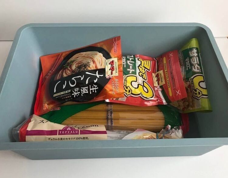 ブルーのボックスに複数の食品が収納されている