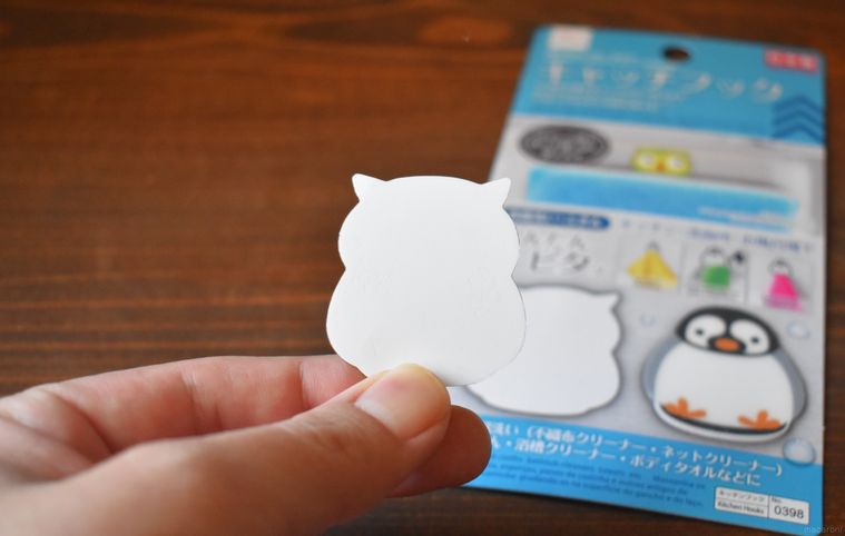 ダイソーのキャッチフックを台紙からはがし、裏面を見せている