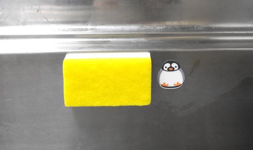 ダイソーのキャッチフックが優秀スポンジや布巾がピタッとくっつく