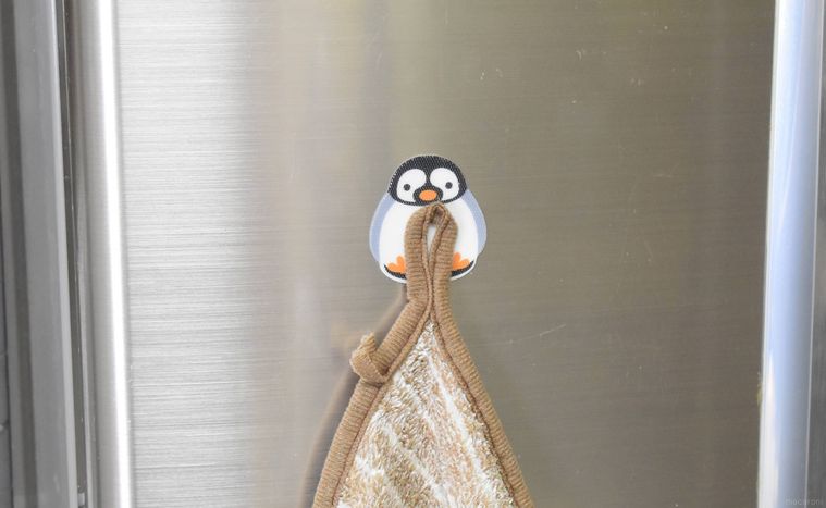 冷蔵庫のキャッチフックに布巾を引っ掛けたところ