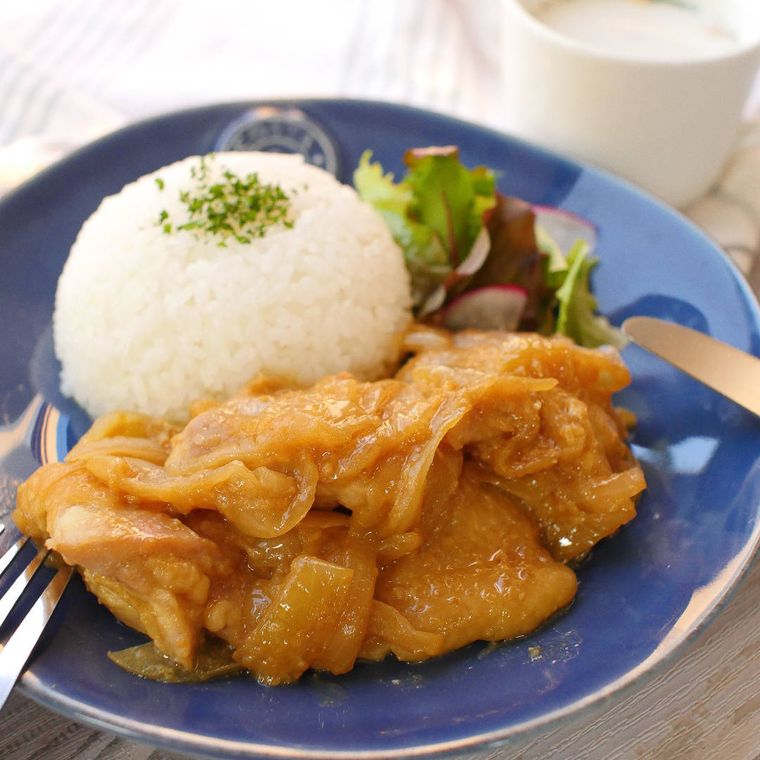 ごはんとサラダを添えたワンプレート盛りの鶏肉のにんにくみそマヨ焼き