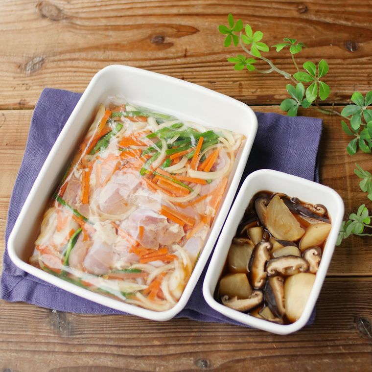 琺瑯容器に入れた、保存袋で漬けた鶏肉の甘酢あんの材料とかぶの煮物