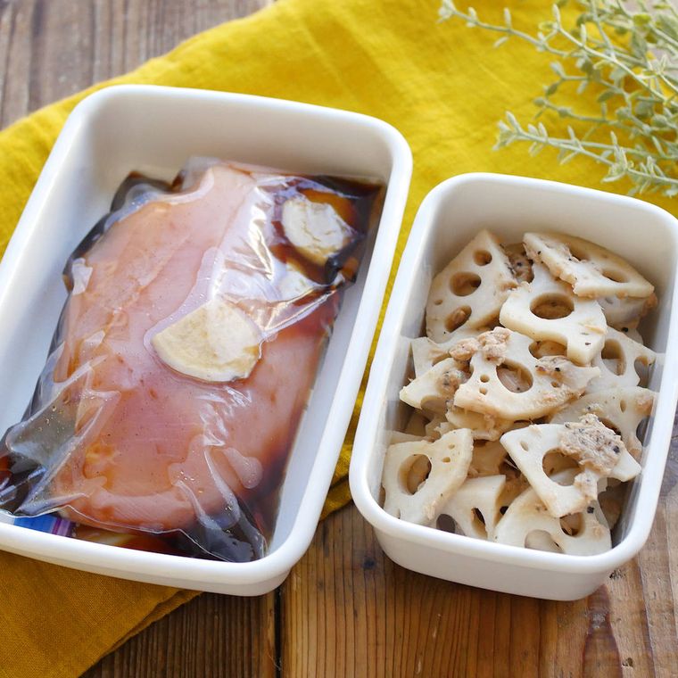 琺瑯容器に入れた、保存袋入りの鶏むね肉を調味料につけたものとれんこんの塩きんぴら