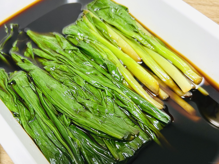 白いバットに入った行者にんにくのしょうゆ漬け