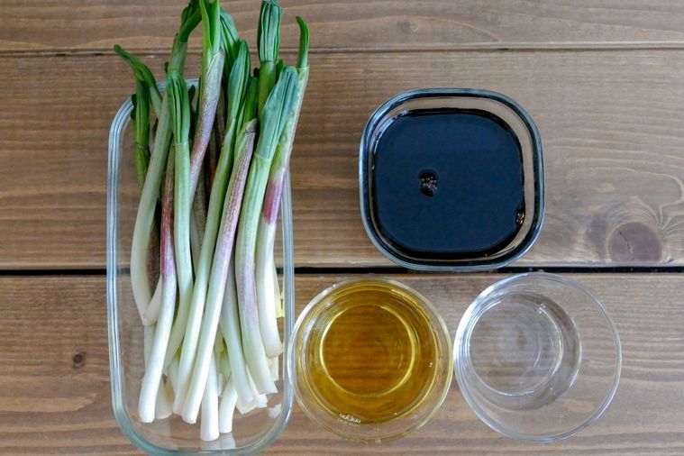 行者にんにくと調味料が並ぶ木製テーブル