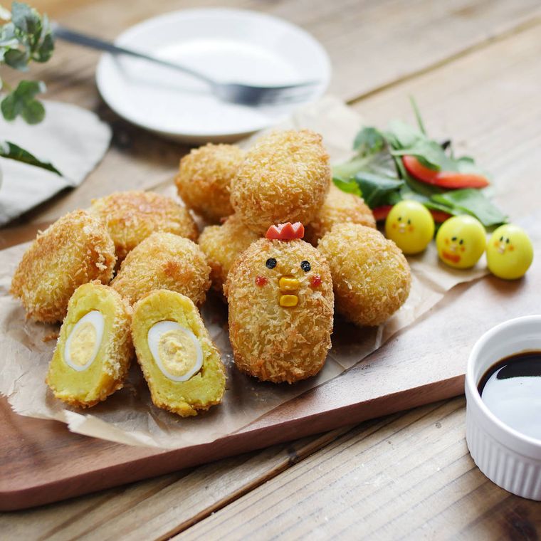 木製プレートにのったカレー味のうずら卵コロッケ