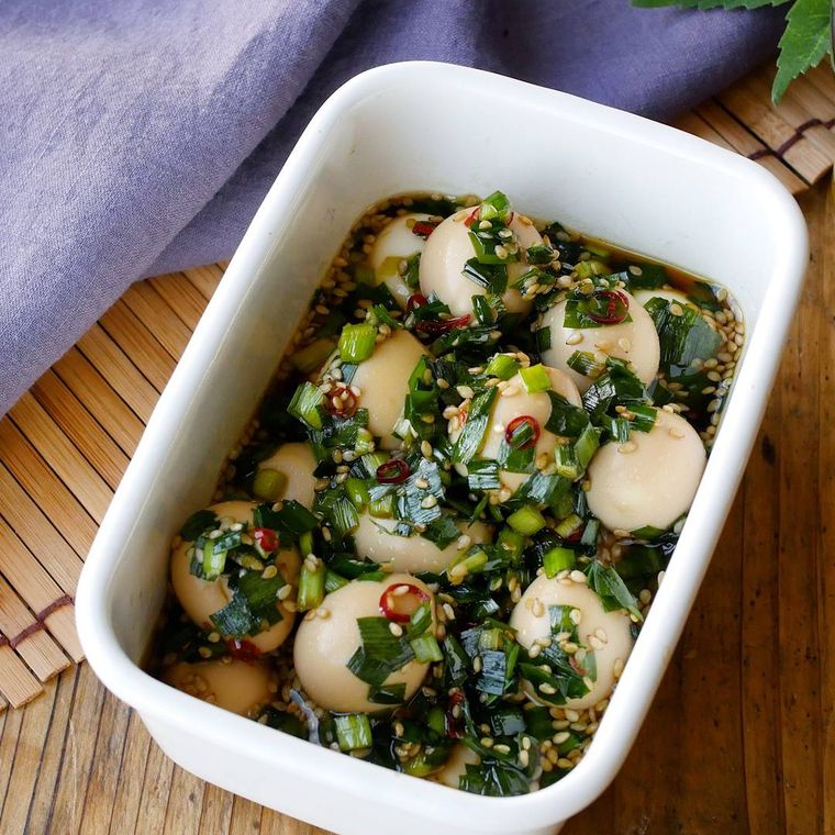 ホーロー保存容器に入った、うずら卵とニラの煮卵