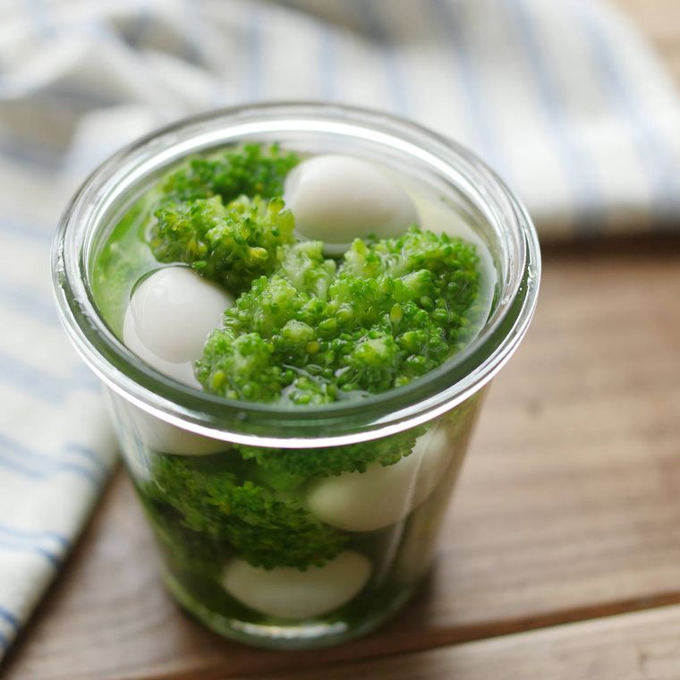 ガラスの器に入ったブロッコリーとうずらのピクルス