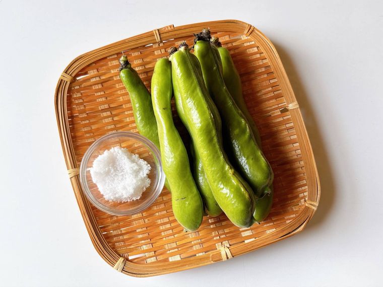 さやごとのそら豆、塩