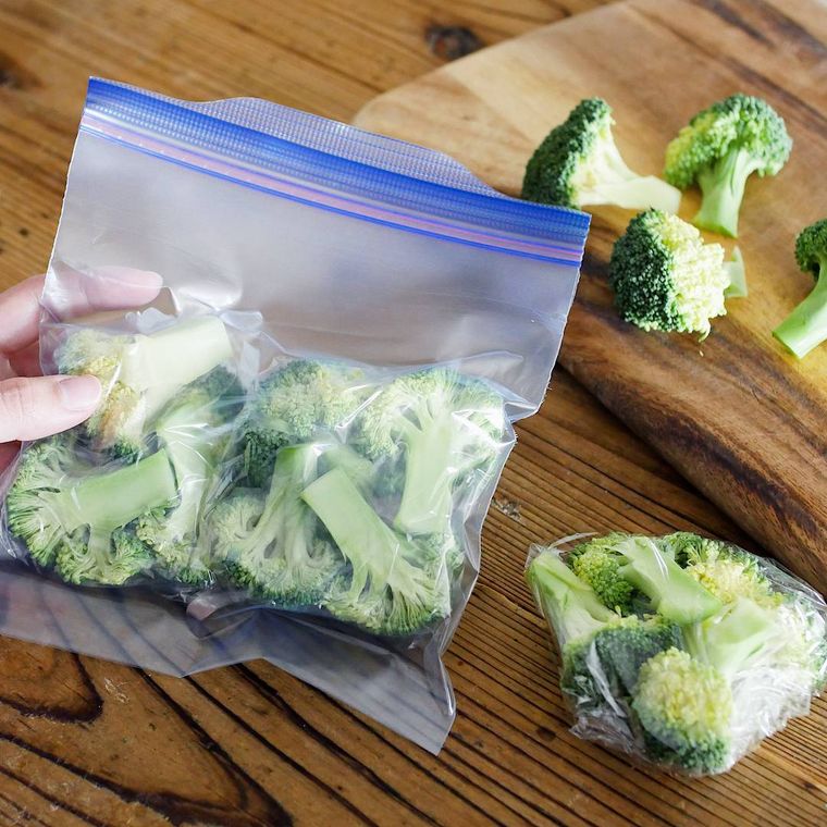 フリーザーバッグに入ったブロッコリー、ラップで包んだブロッコリー