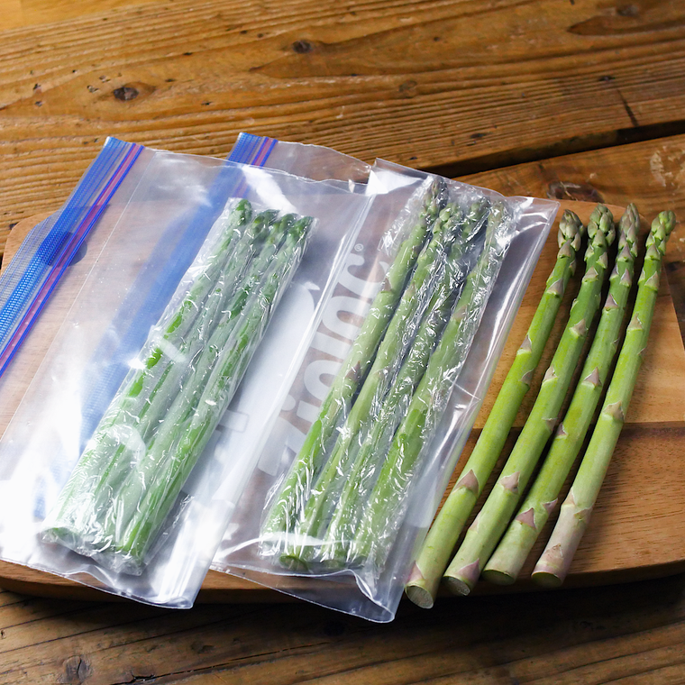 フリーザーバッグに入ったアスパラガス