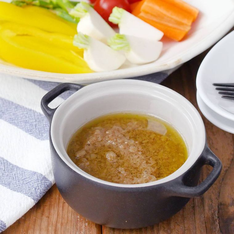 カラフルな野菜が白い皿に盛り付けられ、バーニャカウダソースと一緒に並べられているところ