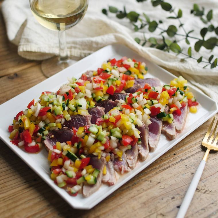 いろどり野菜を使ったイタリアンカツパッチョが白いプレートに華やかに盛り付けられているところ