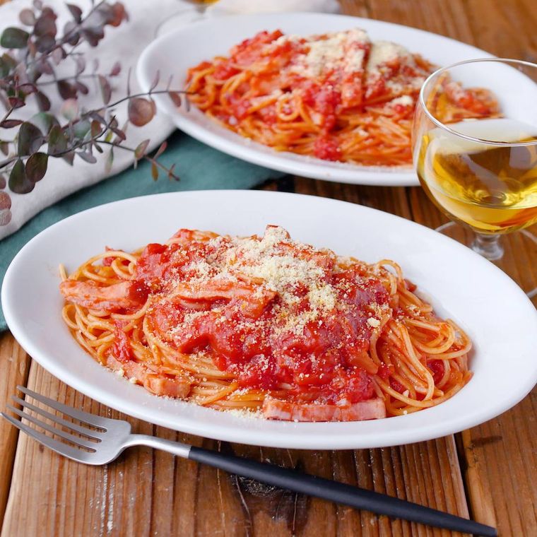 ベーコンとトマトの旨味が詰まったアマトリチャーナが白いパスタボウルに盛り付けられているところ