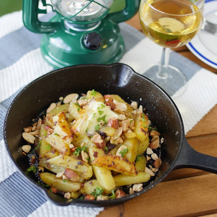 アンチョビとナッツで香ばしく炒めたポテトが黒いスキレットに盛り付けられているところ