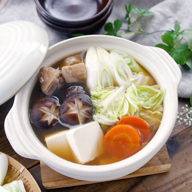 白い土鍋に入ったあごだし野菜鍋