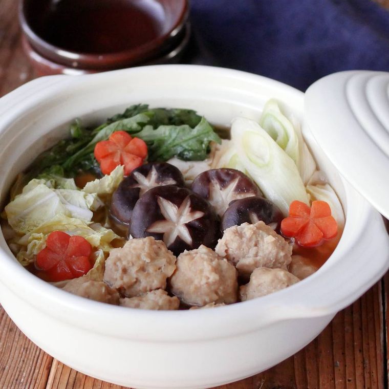 白い土鍋に入った鶏団子野菜鍋