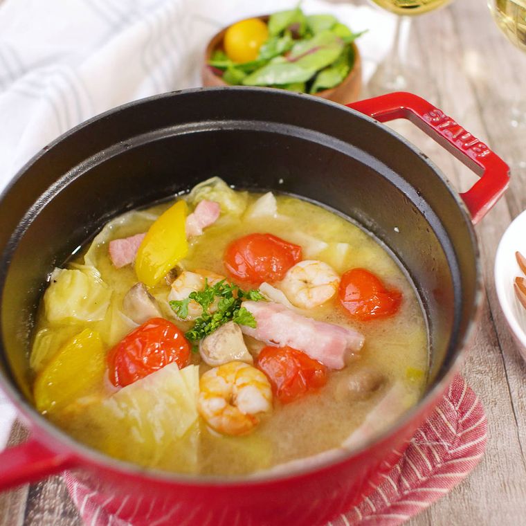 赤い鍋に入ったアヒージョ風野菜鍋