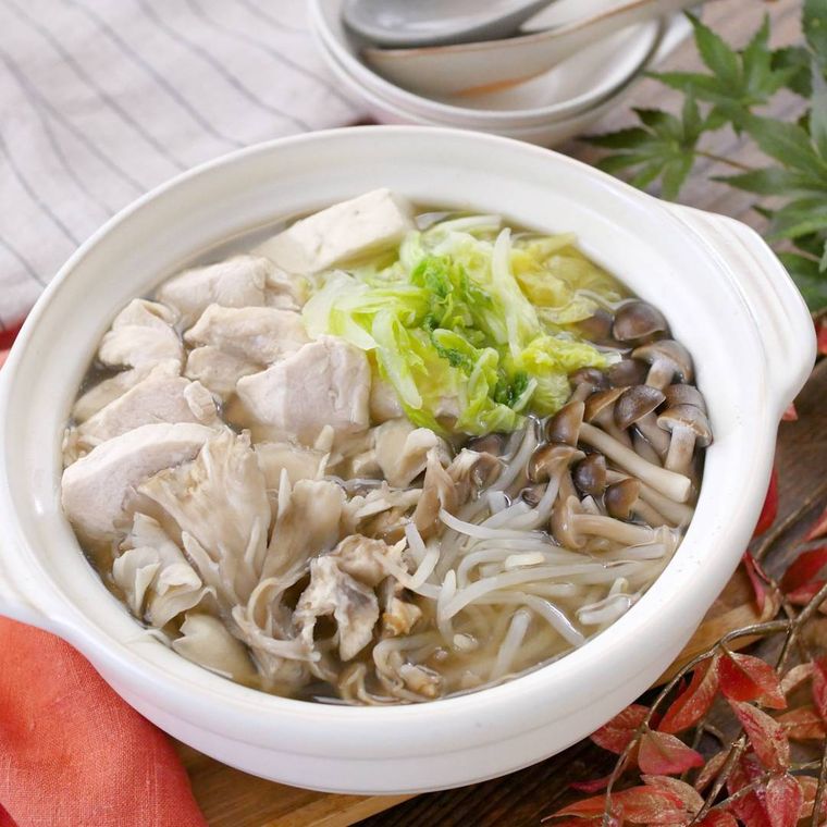 白い土鍋に入った鶏むね肉の野菜鍋