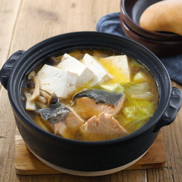 黒い鍋に入った野菜たっぷりの石狩鍋