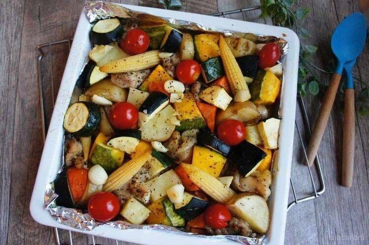 白い皿にのった、野菜のぎゅうぎゅう焼き