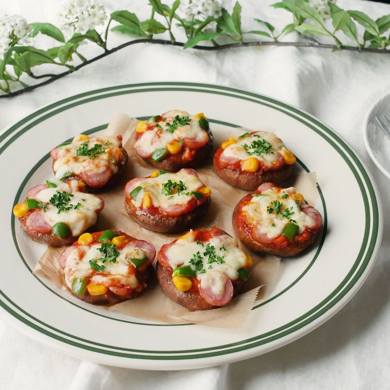 白い皿にのった、しいたけのミニピザ