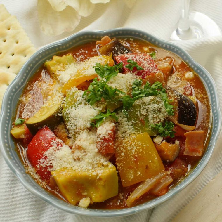 グレーの器に盛り付けたアボカド入りラタトゥイユ