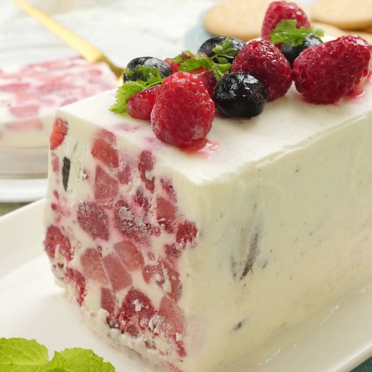 白い器に盛りつけられたミックスベリーのアイスケーキ