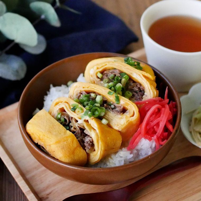 茶色い器に盛られただし巻き卵牛丼