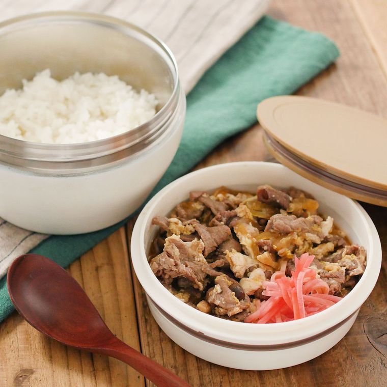 お弁当箱に入った牛とじ丼