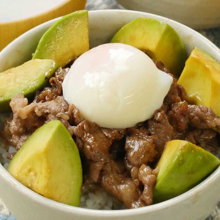 白い器に盛られたアボカドわさびの温泉卵のせ牛丼