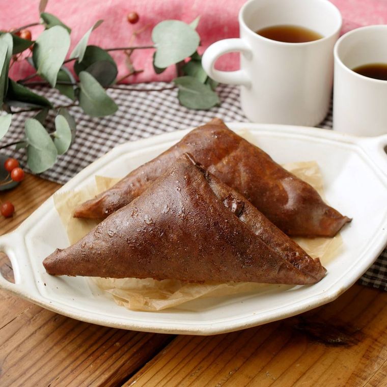 ライスペーパーで作る三角チョコパイが白い皿に盛り付けられているところ