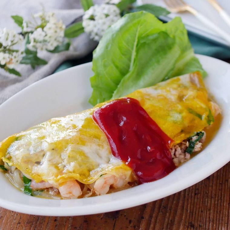 白い皿に盛られたバインセオ風オムレツ