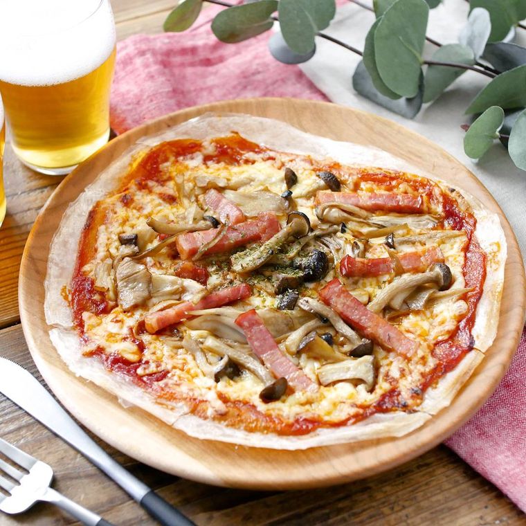 ライスペーパーピザが木の器にのっているところ