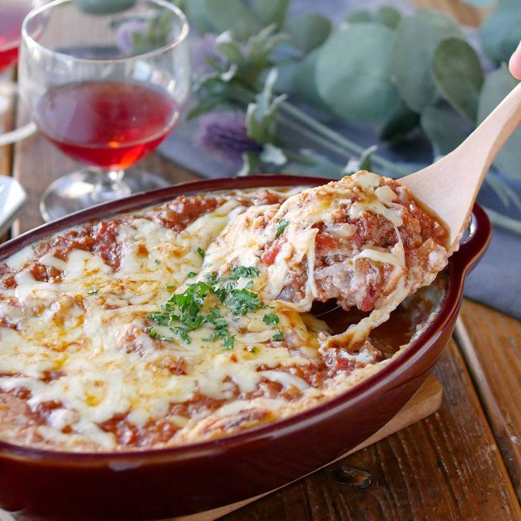 ライスペーパーラザニアをスプーンで持ち上げているところ