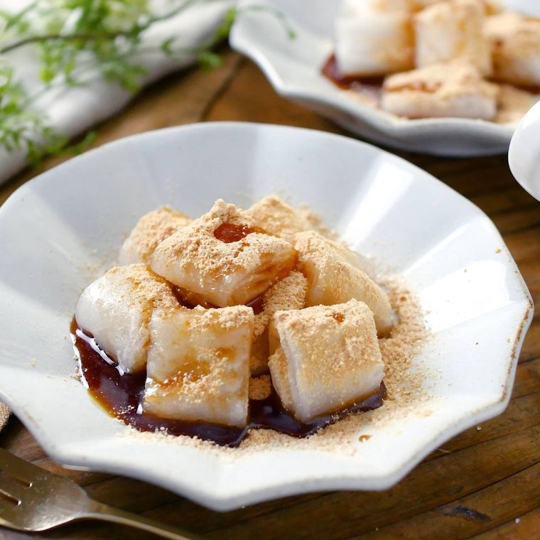 白い皿に盛られた簡単わらび餅