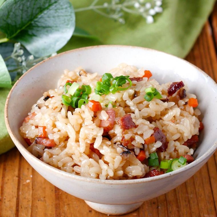 白い茶碗に盛られた簡単中華風おこわ