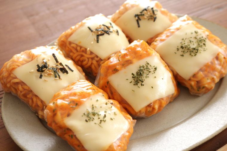 お皿の上にのっているブルダックサム