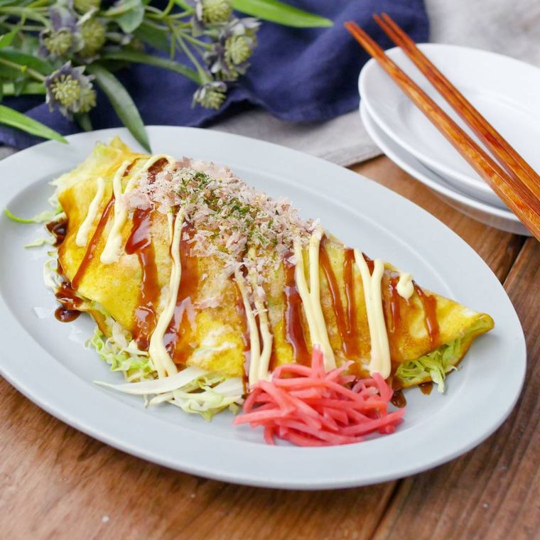 ライスペーパーお好み焼きが白い皿に盛り付けられているところ