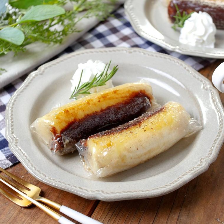 ライスペーパーで焼きチョコバナナ春巻きを皿に盛り付けられているところ