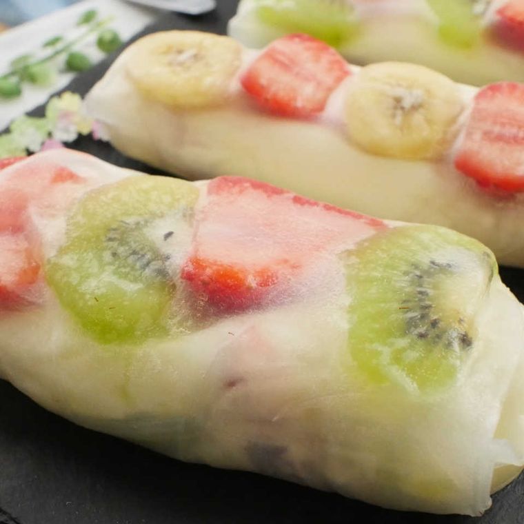 キウイやいちごのスイーツ生春巻きスイーツ生春巻きが並んでいるところ