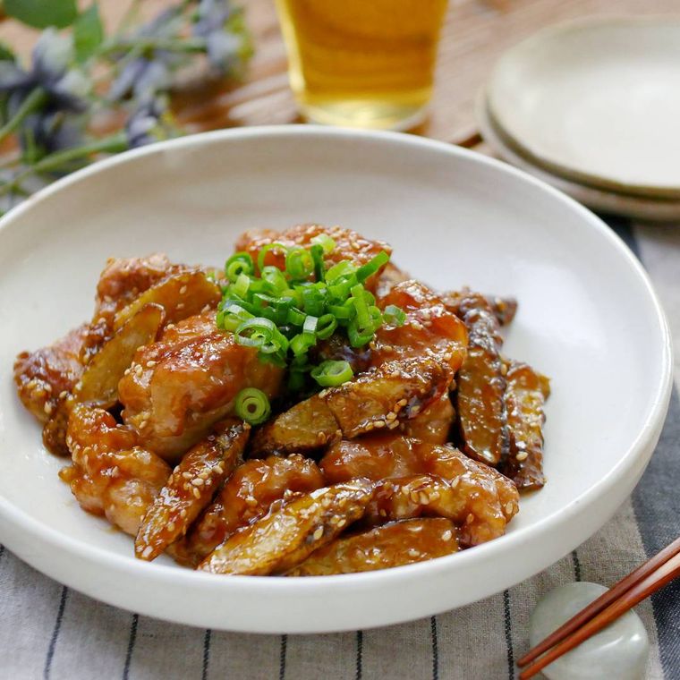 白の丸皿に盛りつけられた甘辛鶏ごぼう