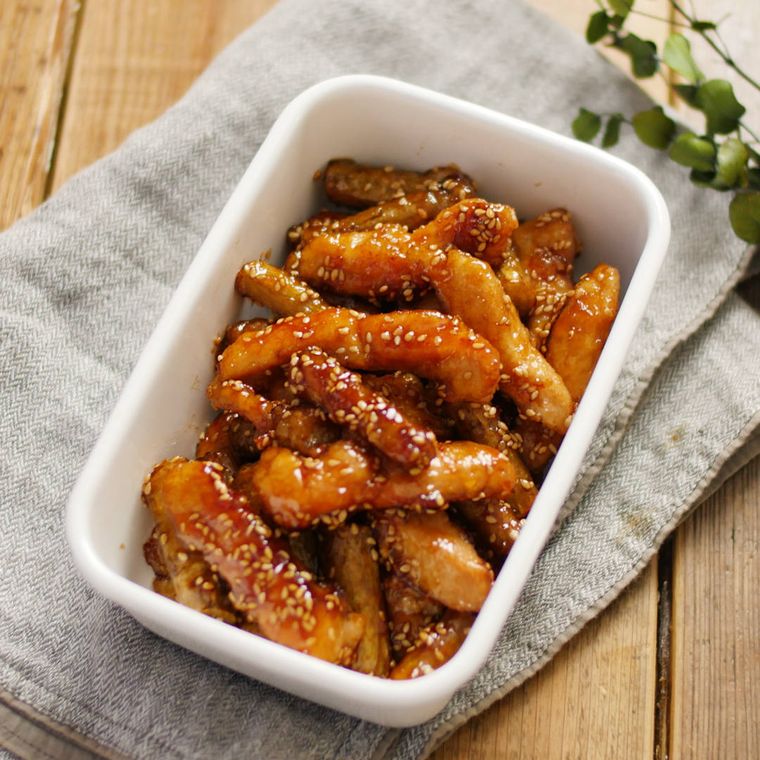 白い容器に盛りつけられた甘辛スティックチキンごぼう