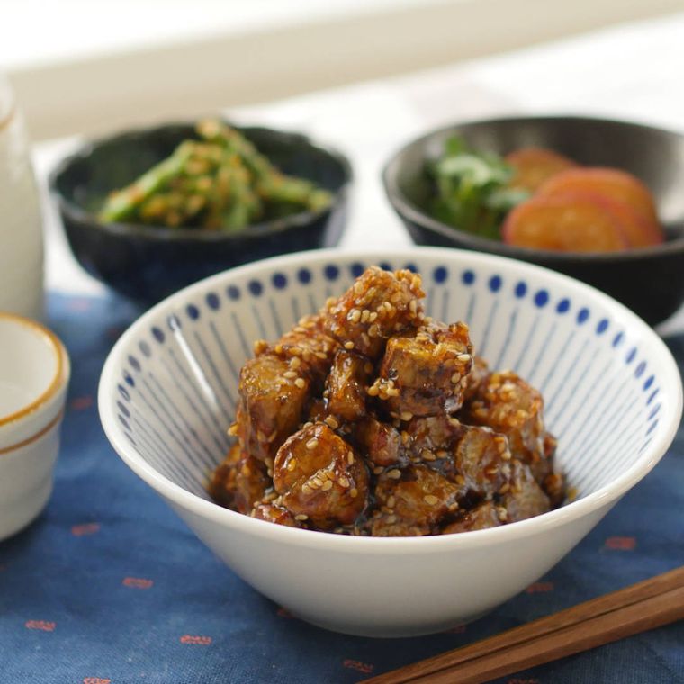 白に青い模様の小鉢に盛りつけられたごぼうのコロコロ甘辛揚げ