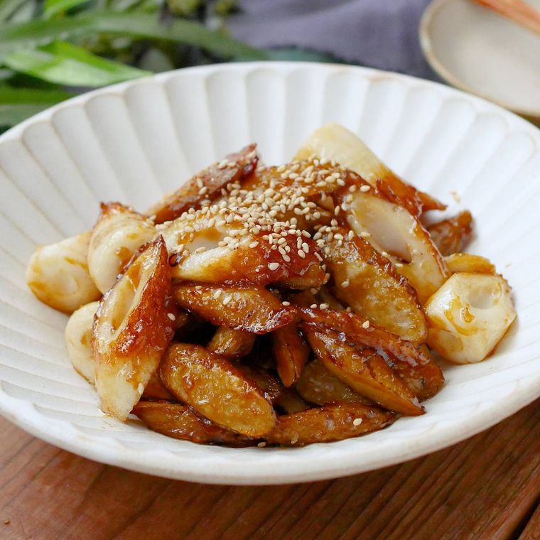 白の深皿に盛りつけられたごぼうとちくわの甘辛炒め