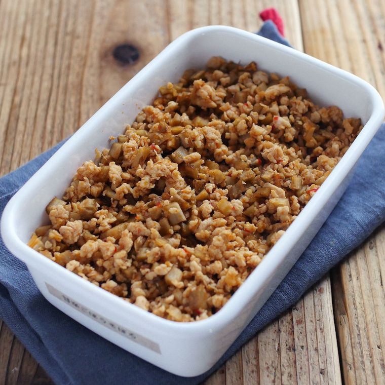 白い容器に盛りつけられた甘辛ごぼうそぼろ