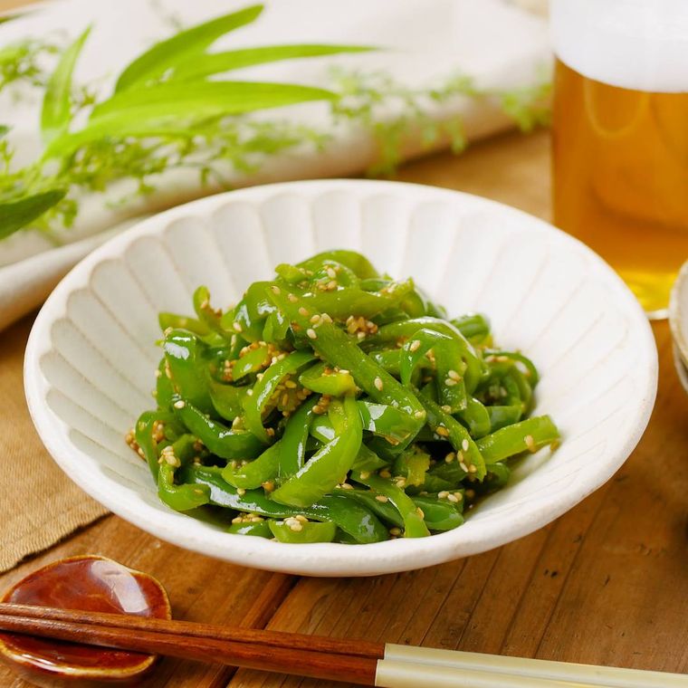 ピーマンナムルが白い皿に盛り付けられているところ